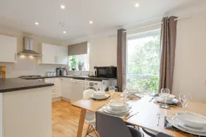 Awesome 3 bed with parking & WIFI, town 5 min walk - Image 4