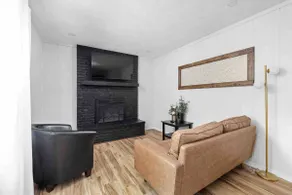 Fenced yard w/deck, 3 king beds, 5min Grand Park - Image 3