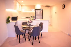 Homely Modern Apt between the Lake and City - Image 2