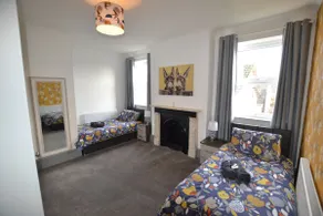 Maytree 2 Bed Apartment - STAYSEEKERS - Image 2