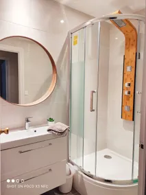 Very central, 4 bathrooms, 2 toilets. - Image 5