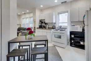Charming 2BR Historic Chicago Flat w/ Patio &WiFi - Image 3