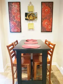 Lincoln's Red Door -  HUGE 4 BR/2 BA private APT - Image 3