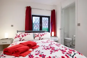 Gatwick 5 minutes away air conditioned annexe - Image 2