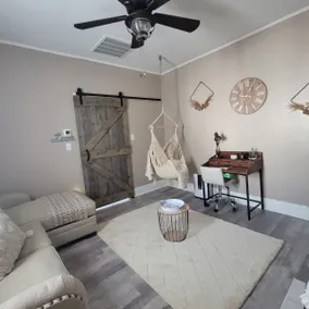 Rustic Charm 1 bedroom entire townhouse - Image 3