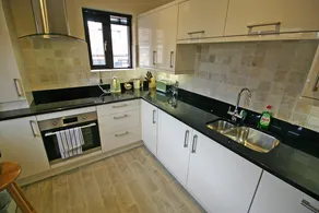 ”Historic York rooftops, modern top-floor comfort” - Image 4