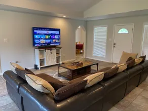 Modern home in the country with 1.4 acre lot! - Image 4