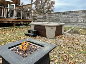 Goshen House: hot tub fenced yard by downtown - Image 3
