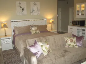 Lovely unit. Private back-yard. King bed. BBQ. - Image 3