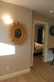 Modern, private suite in Harbour Heights - Image 2