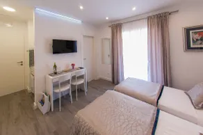 Luxury Heritage Room-Prime location in Palace - Image 4
