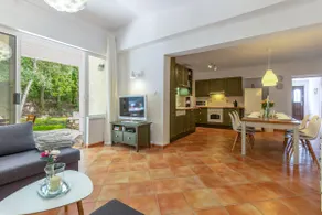 Relaxing Vintage Villa Hidden From The View - Image 4