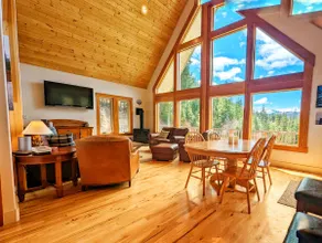 Spektakulær udsigt over bjergene og 5 private acres venter på denne Leavenworth-lodge - Image 3