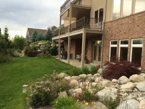 Luxury home with lake view - Image 3