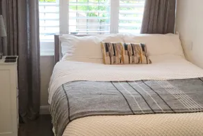 Private, self-contained with double bed - annexe. - Image 2