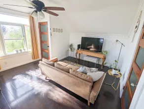 Sunny upstairs Unit w/ parking in 1920s Victorian - Image 5