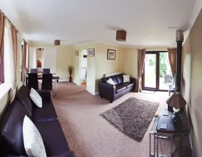 3 Bed Cottage-Sleeps 6-Garden-Hot Tub-Games Room - Image 3