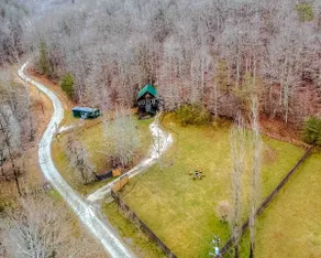 The Cabin/Fully Fenced for Pets/15 miles to RRG - Image 2