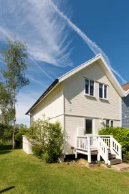 Pet-Friendly Waterside Lodge - Cotswold Water Park - Image 2