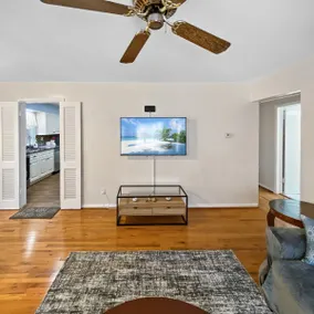 Modern Central Living 15 mins to DC w/Free Parking - Image 4