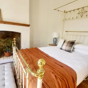 Cosy historic 2 BR cottage w/ fireplace & garden - Image 5