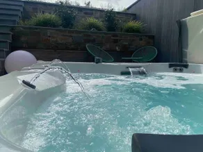 Paradise garden, jacuzzi and private spa - Image 5