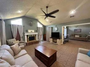 Centrally located Spacious 3/2 with garage parking - Image 5