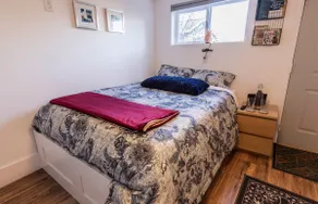 Cute Studio and Breakfast with Yard and Nearby Bus - Image 4