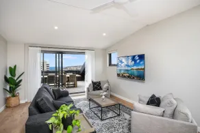 Spacious Penthouse Fabulous Harbour & Ocean Views - Image 4