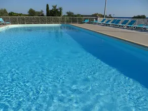 Beautiful villa with access to the sea, pool and tennis court - Image 3