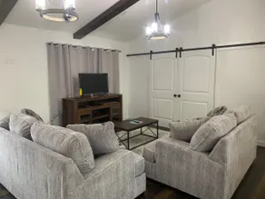Brown mountain White House - Image 4
