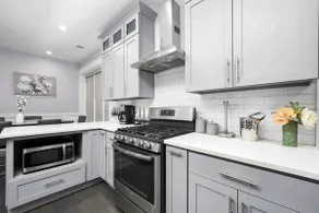NEWLY RENOVATED 3 BR Condo 10 mins from Wrigley! - Image 5
