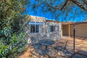 Appealing Quiet and Private Modern 2 Bedroom - Image 3