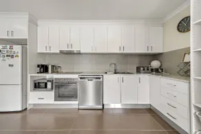 Gorgeous sunkissed apartment with quiet leafy view - Image 4