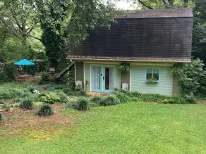 Pet-Friendly Backyard Studio Retreat - Image 2