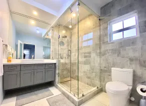 ★New! Modern & Luxurious Suite✔King Bed✔Pool✔Gym★ - Image 5
