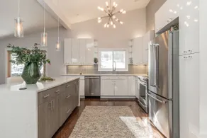 Newly renovated modern home - Image 5