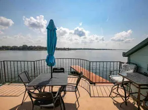 Lovely lakefront 2/2 condo, fish on balcony - Image 4