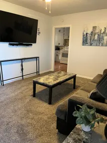 Clean, Comfortable, Next to park, 2 min from Tech - Image 3