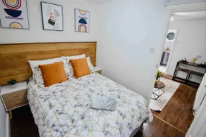 ★ Central Modern Apartment ★ Private Courtyard - Image 4