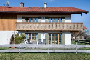 Vacation home with lake view - Image 3