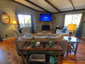 4BR Midtown Chalet, Cabin W/Sierra Blanca Views - Image 4