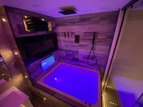 Suite 20 Hot Tub Designer Apartment - Image 5