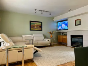 Centrally located townhouse in gated community - Image 4