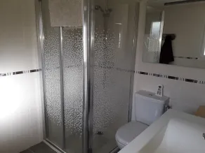 Luminoso y nuevo apartamento de dos dormitorios en planta baja con jardín privado. - Image 5