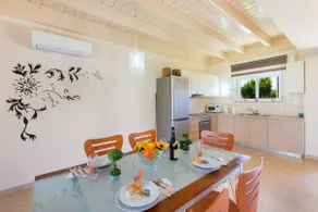 2 Bedrooms villa with pool, 300m from the sea - Image 3