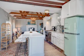 Sunset Bliss- stylishly renovated, 3 min to beach - Image 4