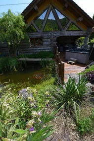 Prestigious log cabin with hot tub - Image 5