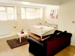 Stunning studio next to Cov station with parking - Image 2