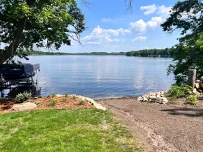 Spacious lake house w/ room for the whole family! - Image 5